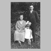 083-0005 Rudolf Gloede mit seiner Frau Hedwig und der Tochter Margarete.jpg